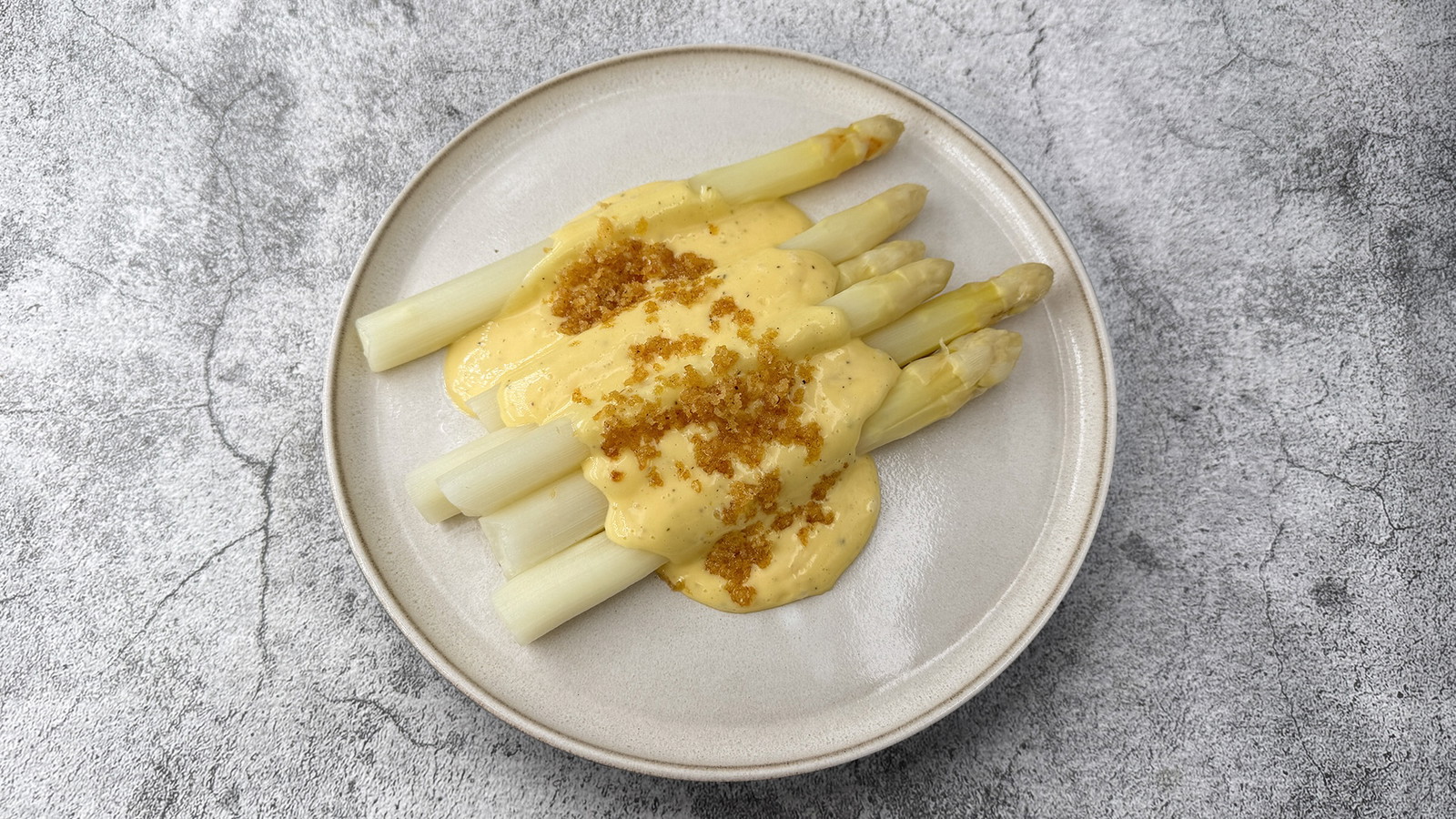 Weißer Spargel mit Sauce Hollandaise und Pankocrunch