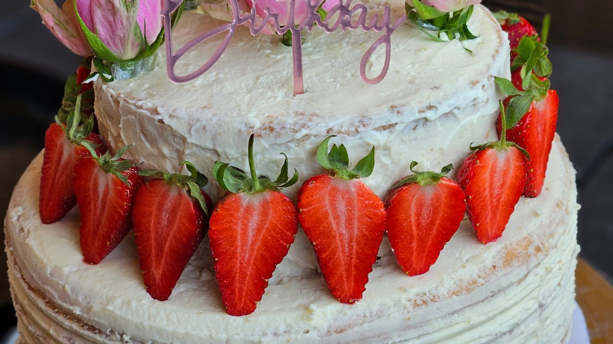 Image of 2-stöckige Erdbeer- und Himbeertorte 