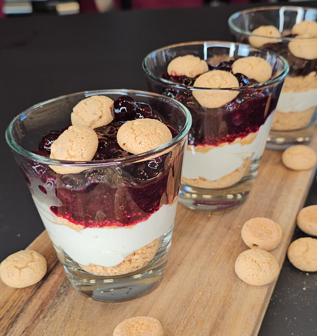 Heidelbeer-Amarettini-Dessert