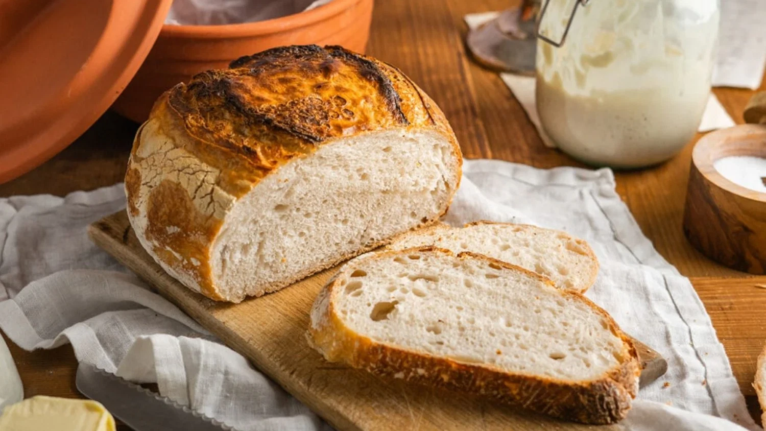 Image of Pan casero de masa madre en olla de barro (receta fácil)