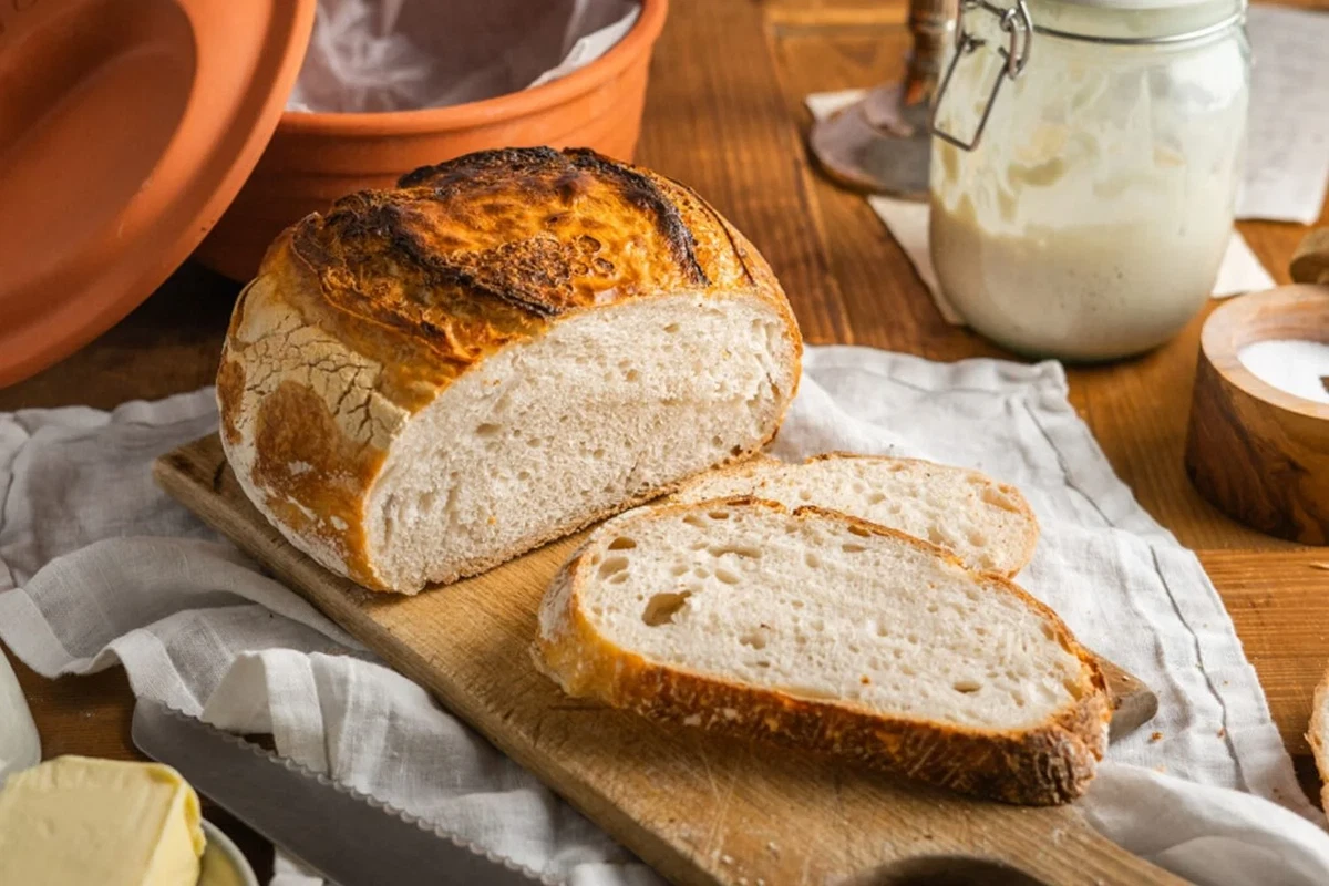Pain maison au levain en cocotte en terre cuite (recette facile)