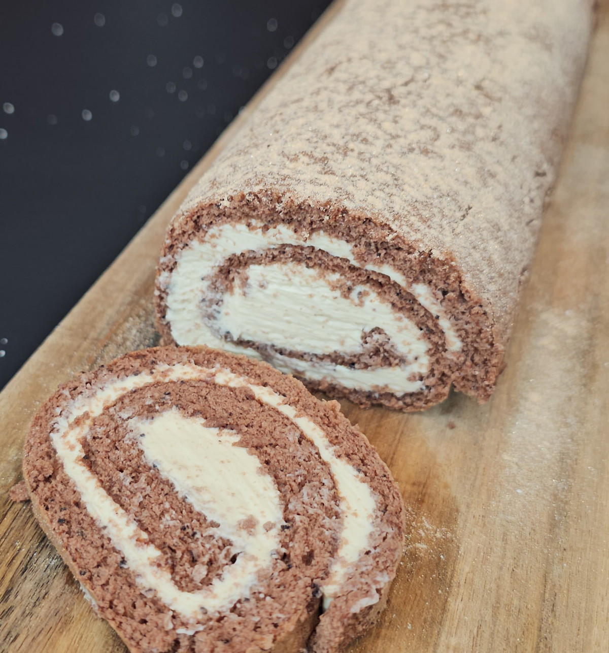 Schoko-Biskuitrolle mit Mascarpone-Haselnusscreme