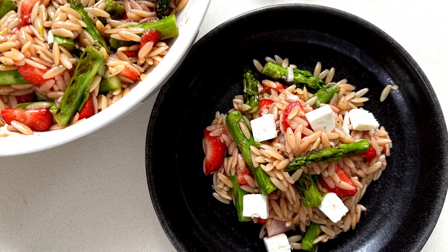 Image of Spargelsalat mit Erdbeeren & Orzo