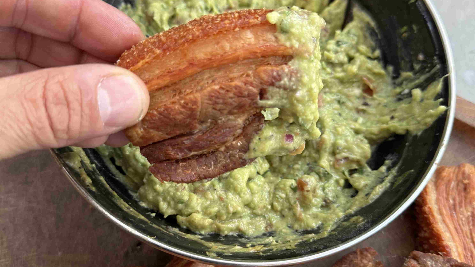 Image of Knusprige Chicharróns – Grillaholic Pro Methode + Guacamole