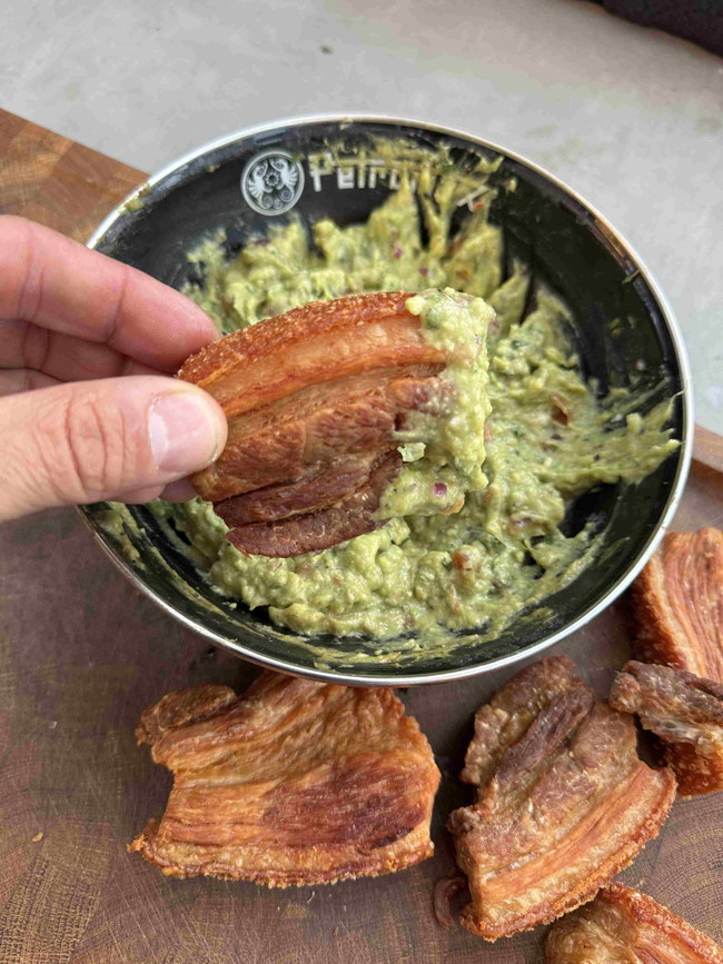 Image of Knusprige Chicharróns – Grillaholic Pro Methode + Guacamole