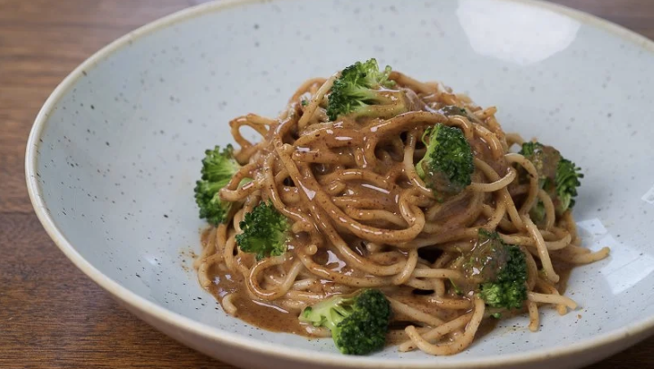 Brown Rice Spaghetti with Broccoli and Almond Butter Sauce