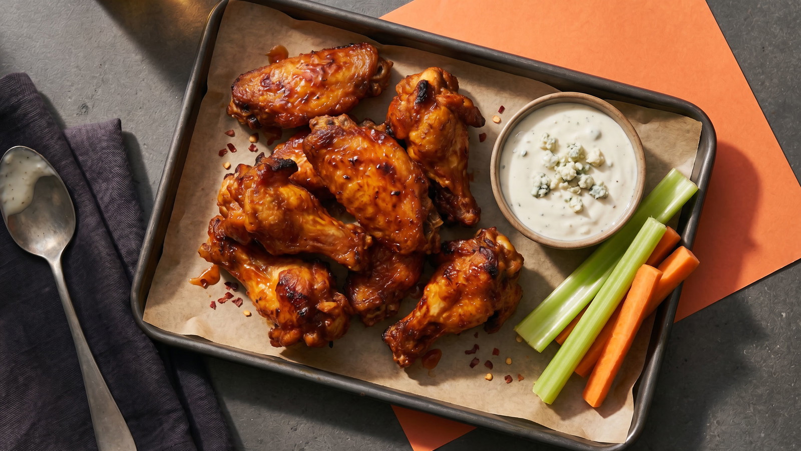 Buffalo Chicken Wings mit Blue Cheese Dip