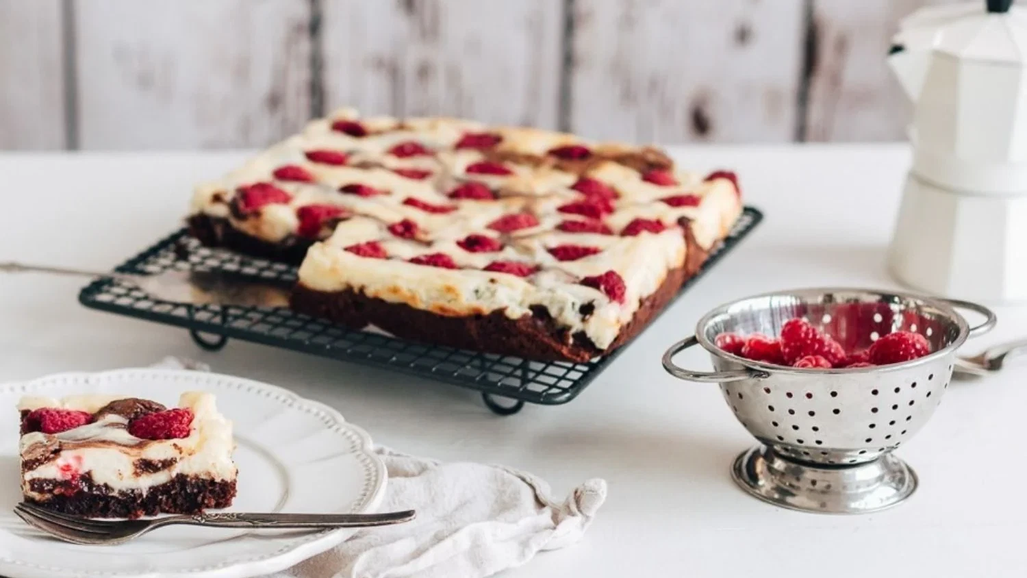 Image of Brownie con tarta de queso y frambuesas