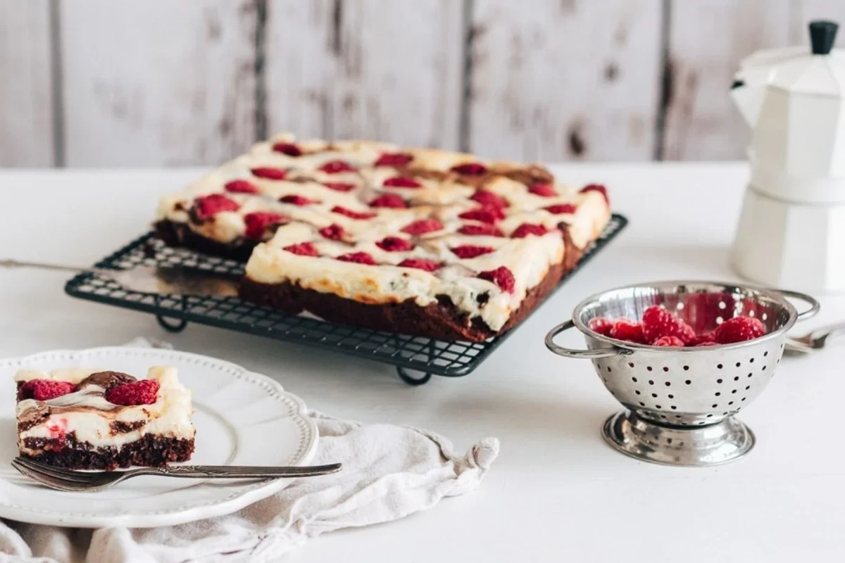 Brownie con tarta de queso y frambuesas