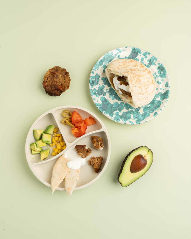 Image of Fetaostbiffar i pita-bröd och grönsaker