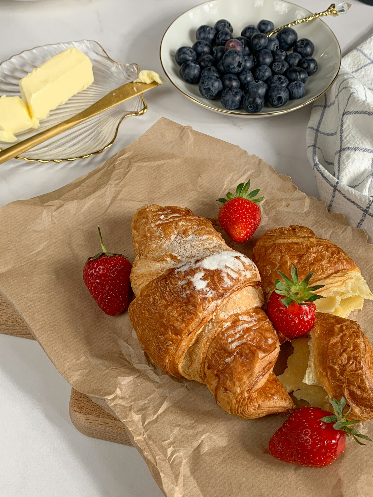 BUTTERY CROISSANT