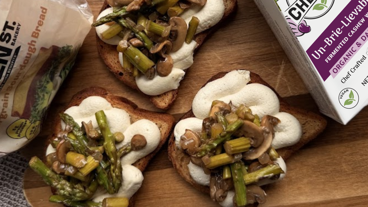 Toasts à la bruschetta au brie végétalien fouetté et aux asperges
