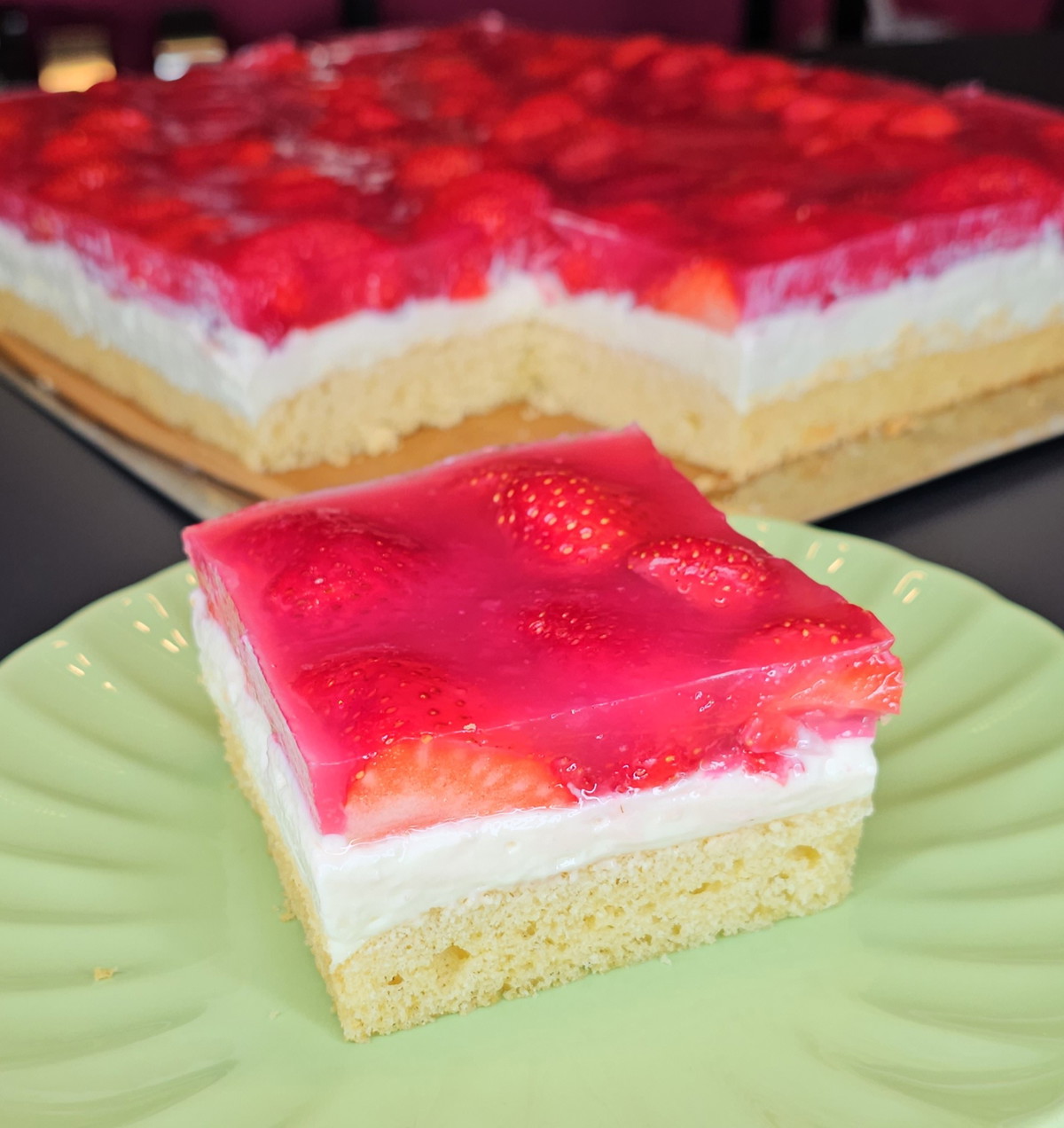 Erdbeer-Blechkuchen mit Vanillecreme und Schmand