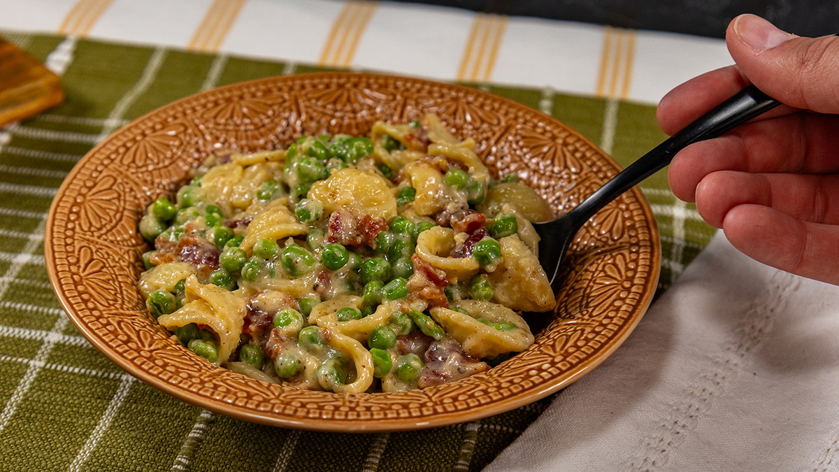 Quick and Creamy Garlic Pasta With Peas