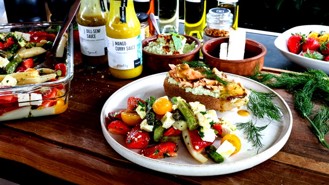 Image of Spargel Erdbeer Salat mit Lachs & Avocado Creme auf Ciabatta