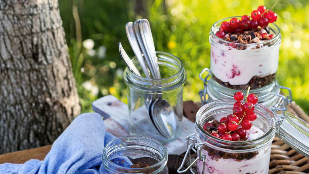 Image of Ricotta-Skyr Cheesecake im Glas mit Johannisbeeren 