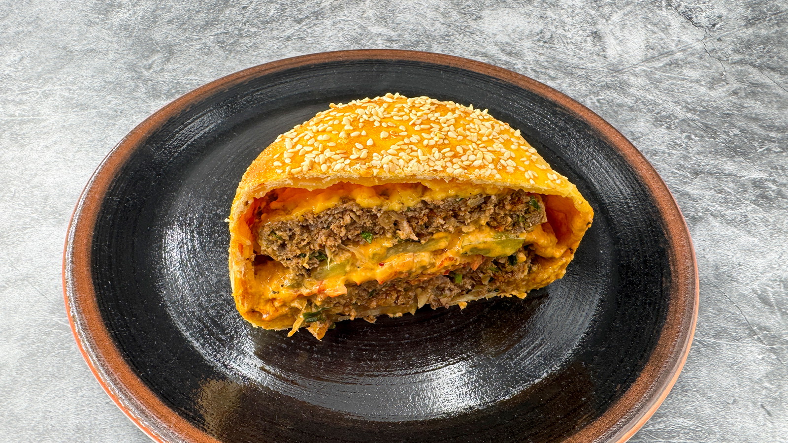Köfte Cheeseburger im selbstgemachten Teig