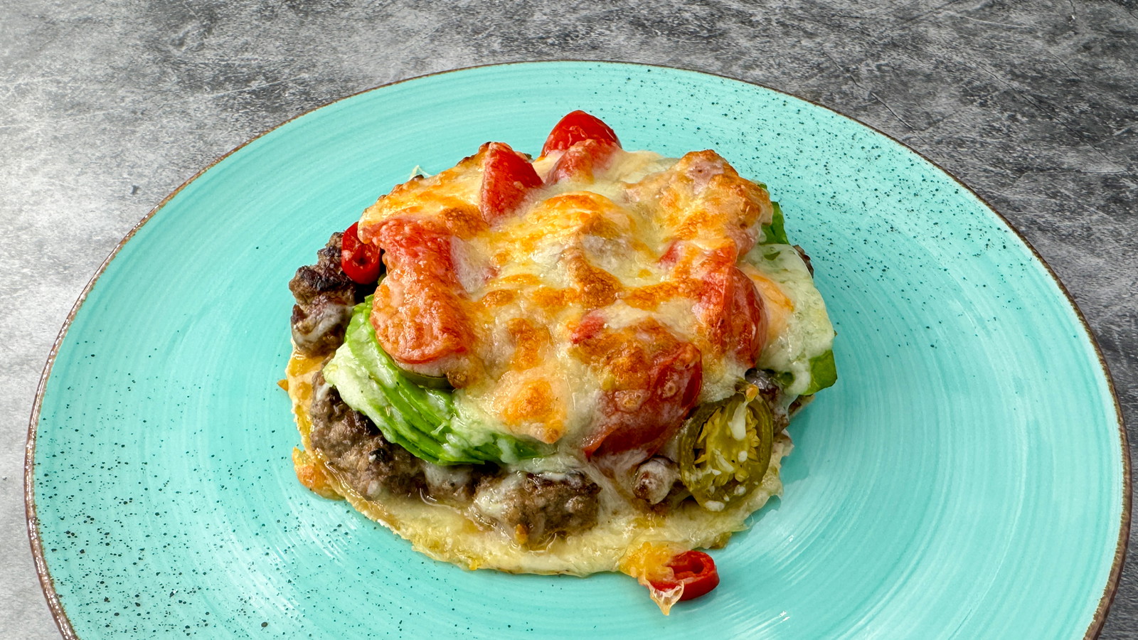 Fried loaded Taco mit Avocado und Chili