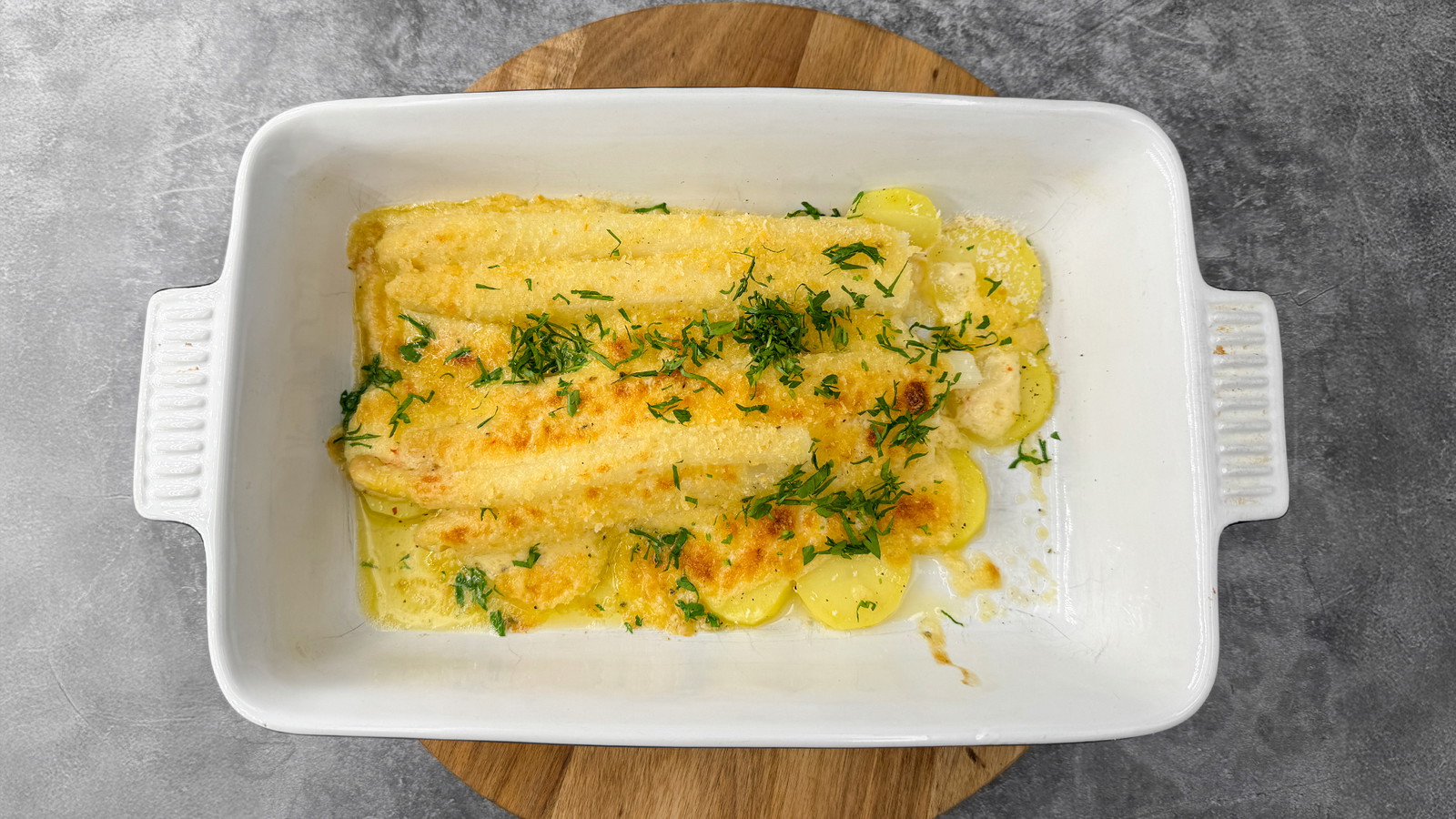Gratinierter Spargel mit Zwiebel-Chili-Hollandaise