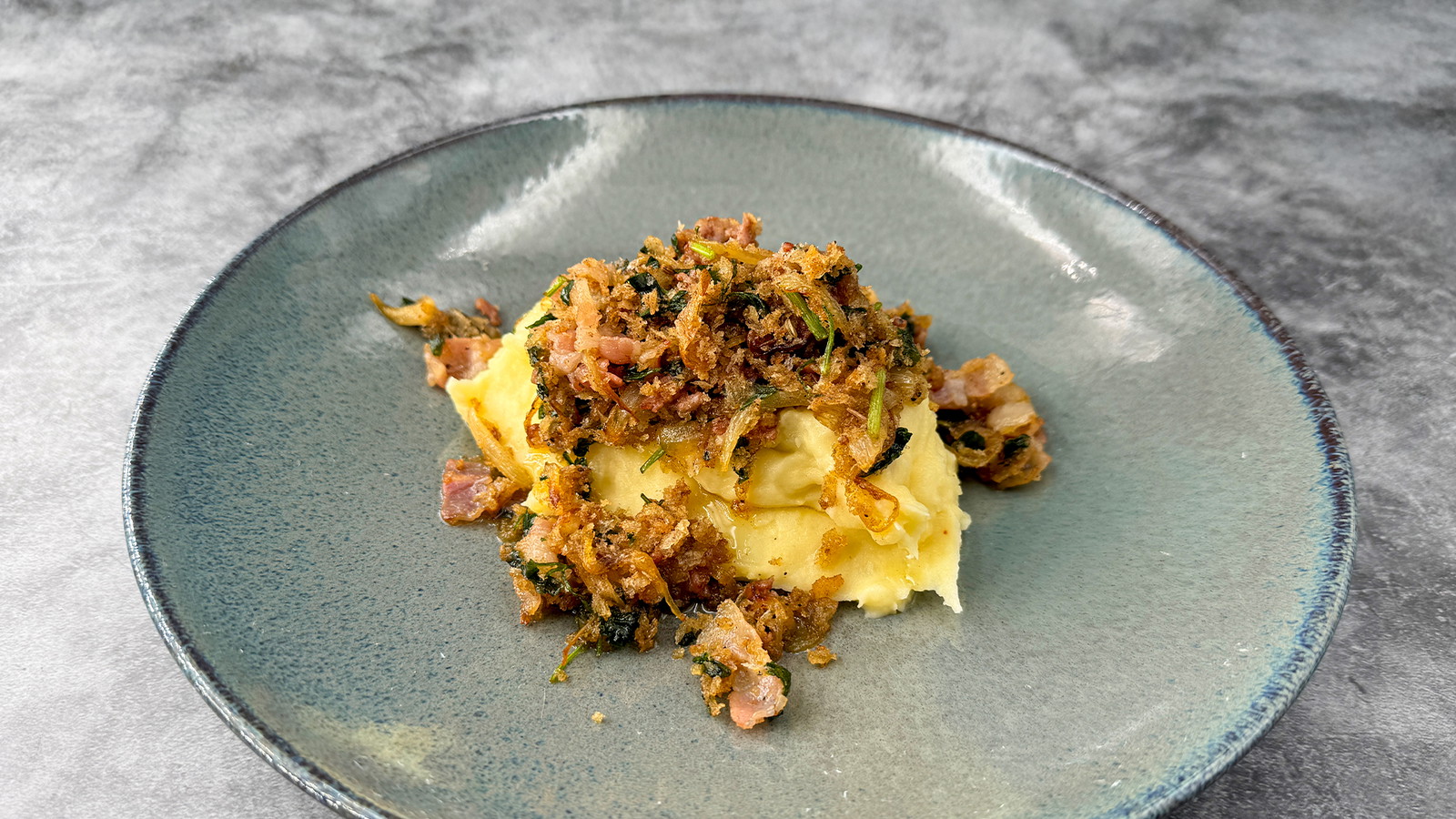 Cremiger Kartoffelstampf mit Salsiccia-Speckcrunch