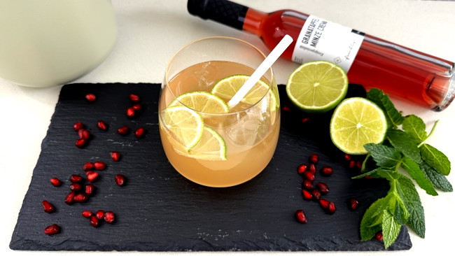 Image of Alkoholfreie Bowle mit Granatapfel Minze Crema