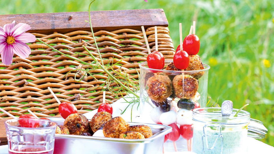 Image of Caprese-Spieße mit Mini-Bratlingen und zitronigem Basilikum-Joghurtdip