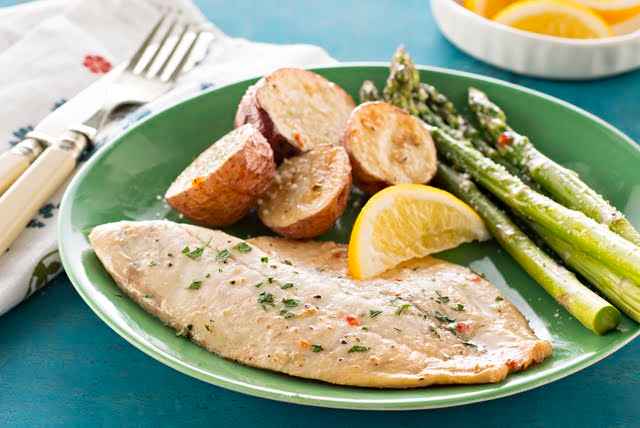 Branzino con Espárragos y Papas al Horno