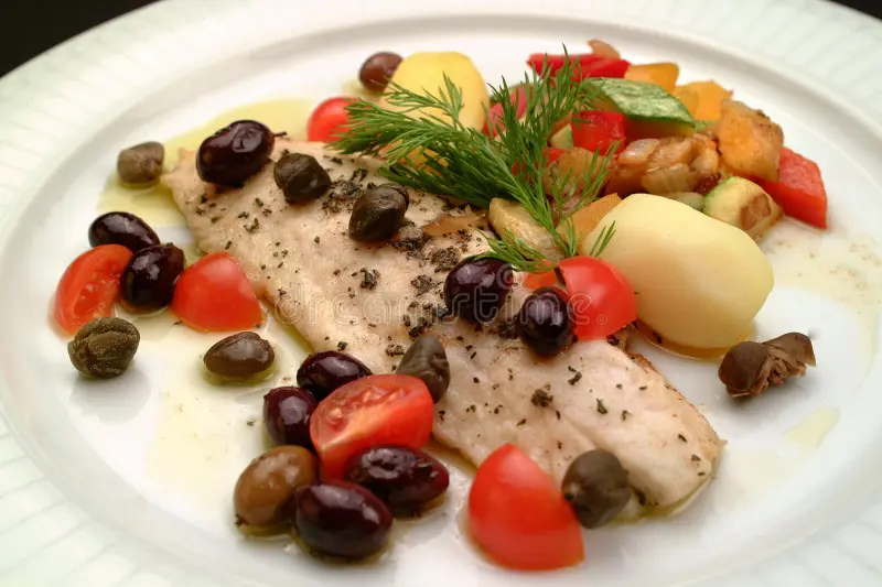 Branzino Mediterráneo con Aceitunas Jitomate y Alcaparras