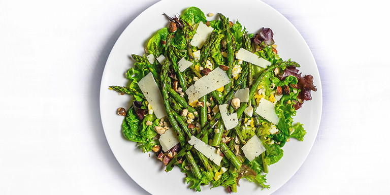 Eiwitrijke aspergesalade met geitenkaas