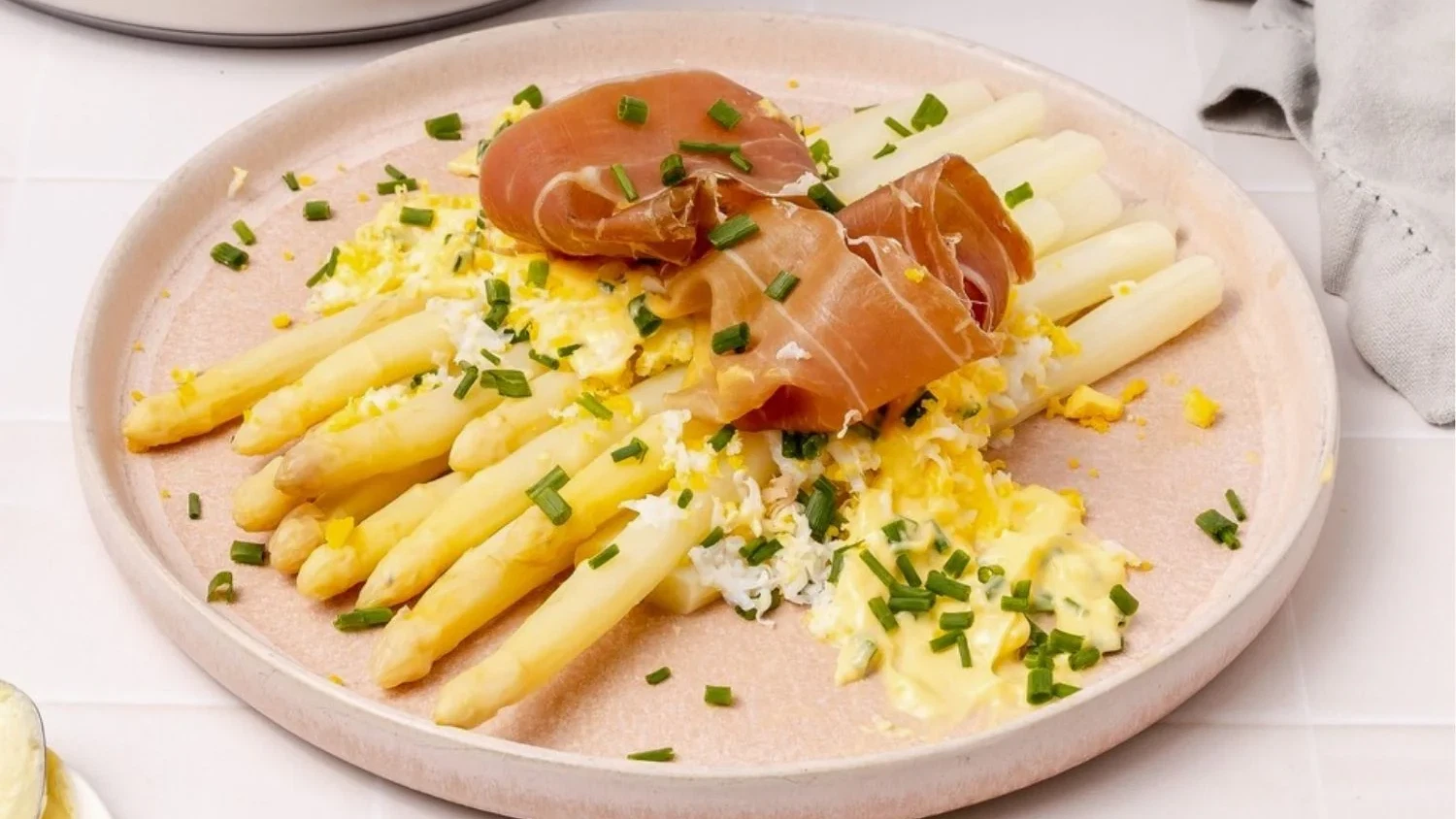 Image of Espárragos blancos al vapor con salsa holandesa