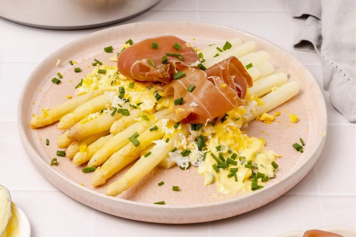 Asperges blanches vapeur avec sauce hollandaise