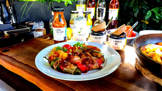 Image of Gefüllte Snackpaprika mit Tzatziki Dip & spicy Kartoffelecken