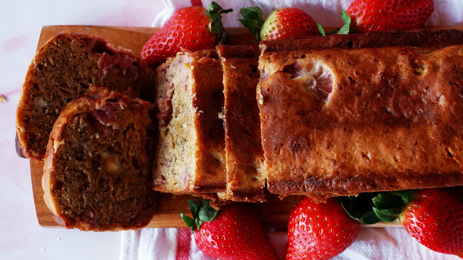Image of Pan de plátano y fresas con chocolate blanco