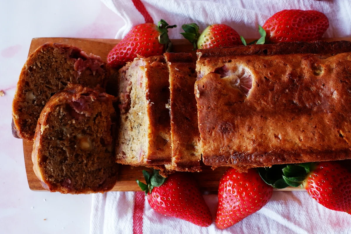 Pan de plátano y fresas con chocolate blanco