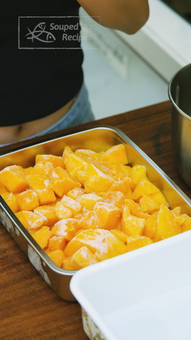 Image of Peel the mangoes and cut the flesh into cubes. Arrange...
