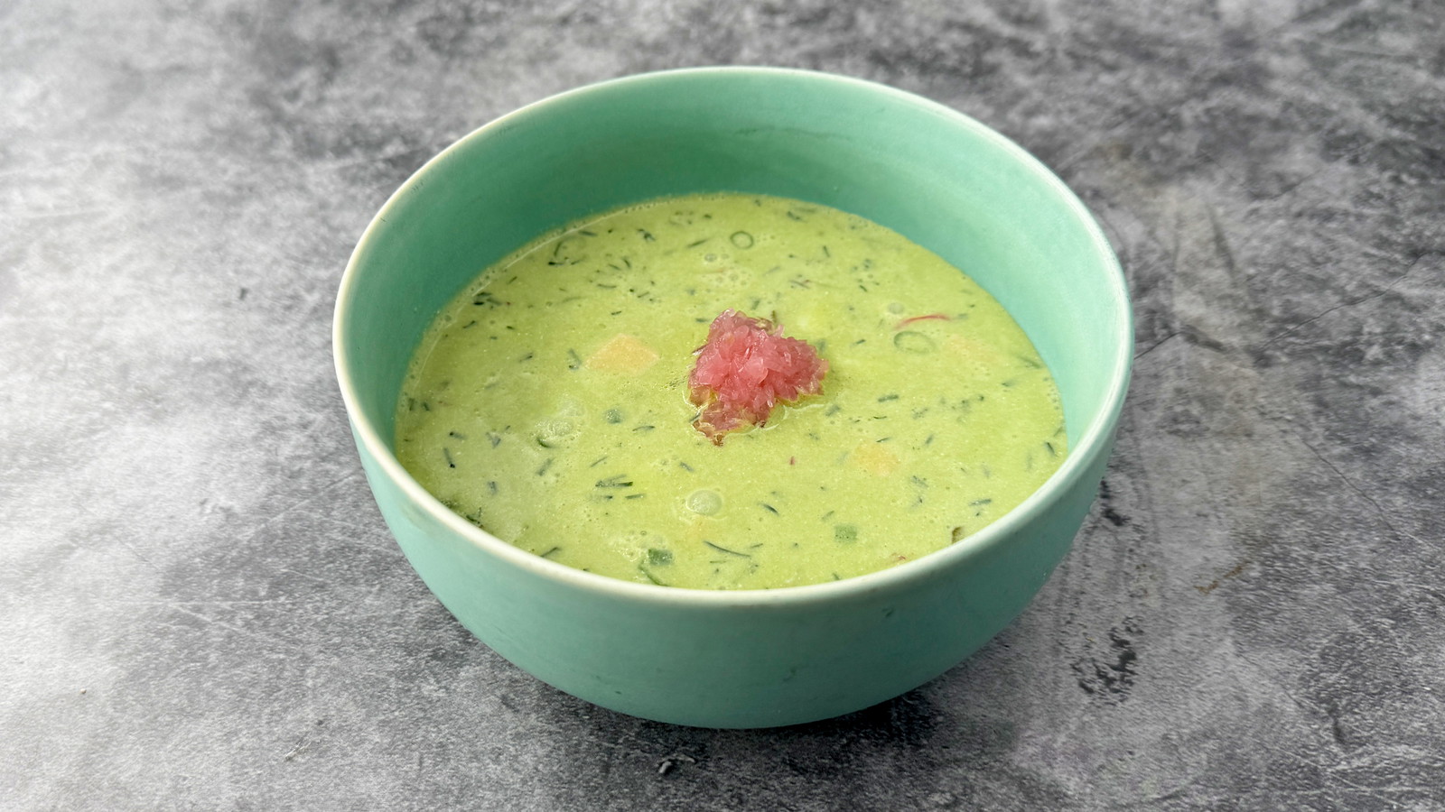 Russische Gurkensuppe mit Kartoffeln und Ei