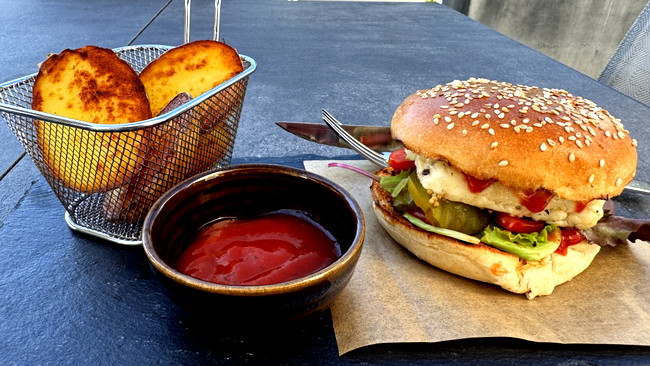 Image of Halloumi-Burger mit Schwarzer Trüffel Ketchup