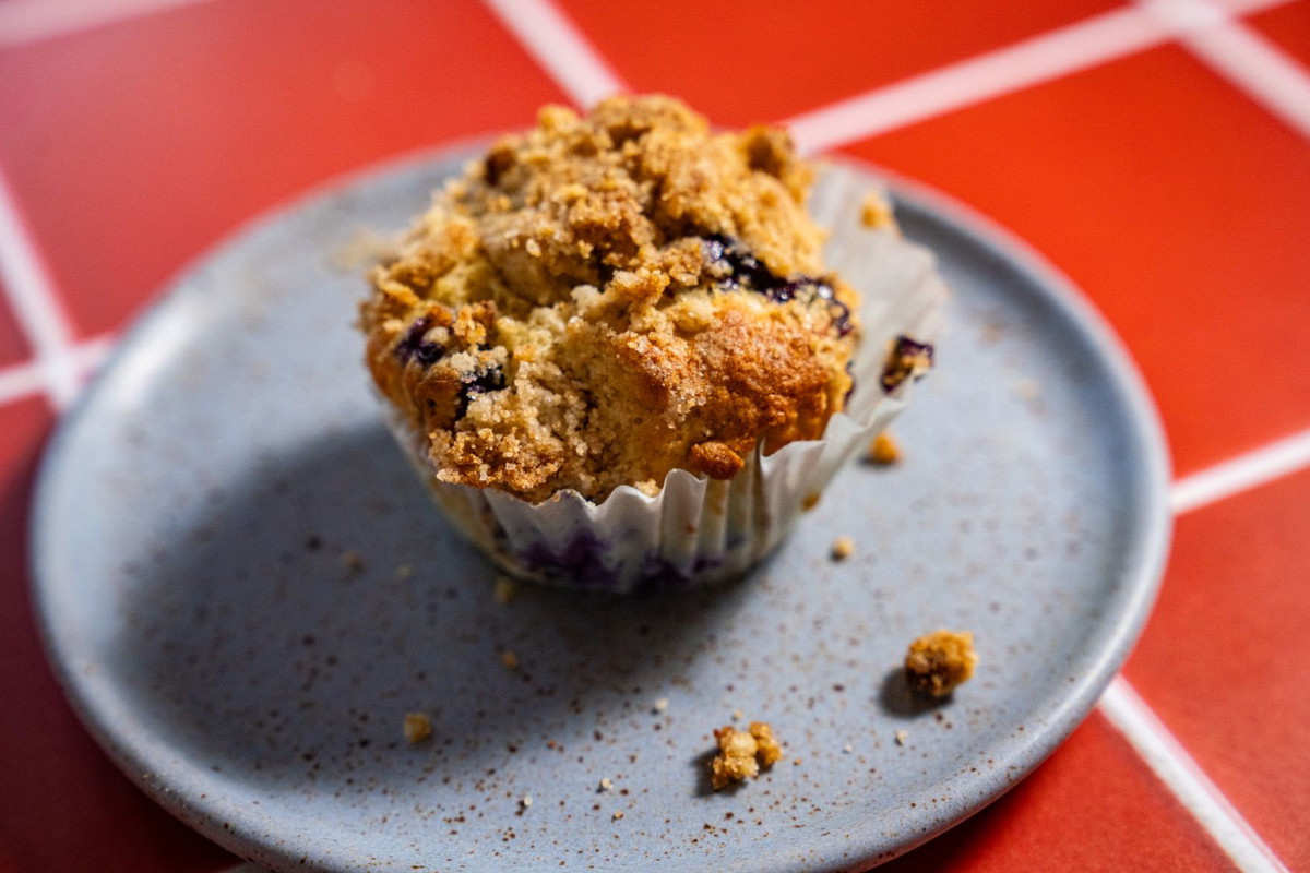 Magdalenas de arándanos con masa de maíz y crumble de masa de maíz