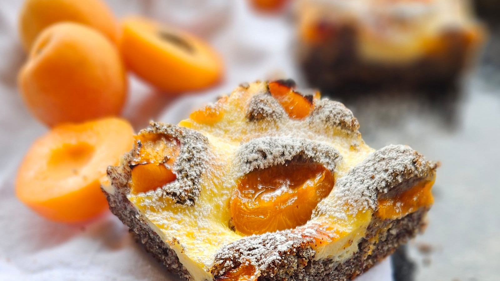 Image of Mohn-Topfengitter-Kuchen mit Marillen