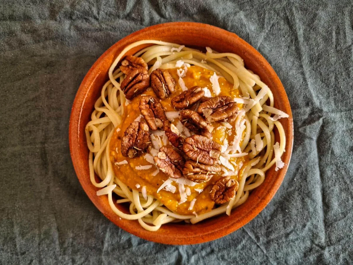 Pasta met pompoen-kaneel saus en pecannoten