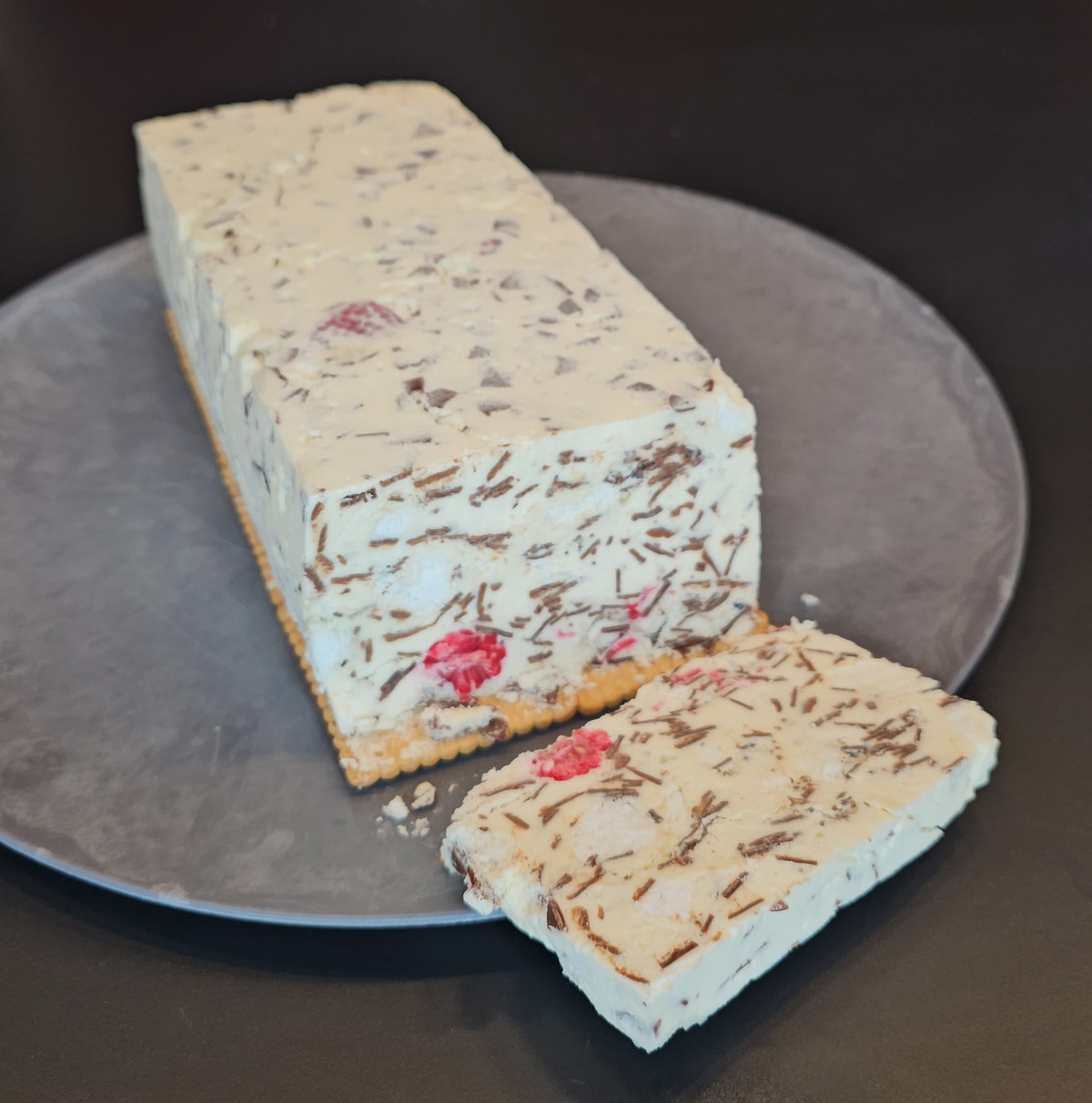 Baiser-Splittereis mit Himbeeren 