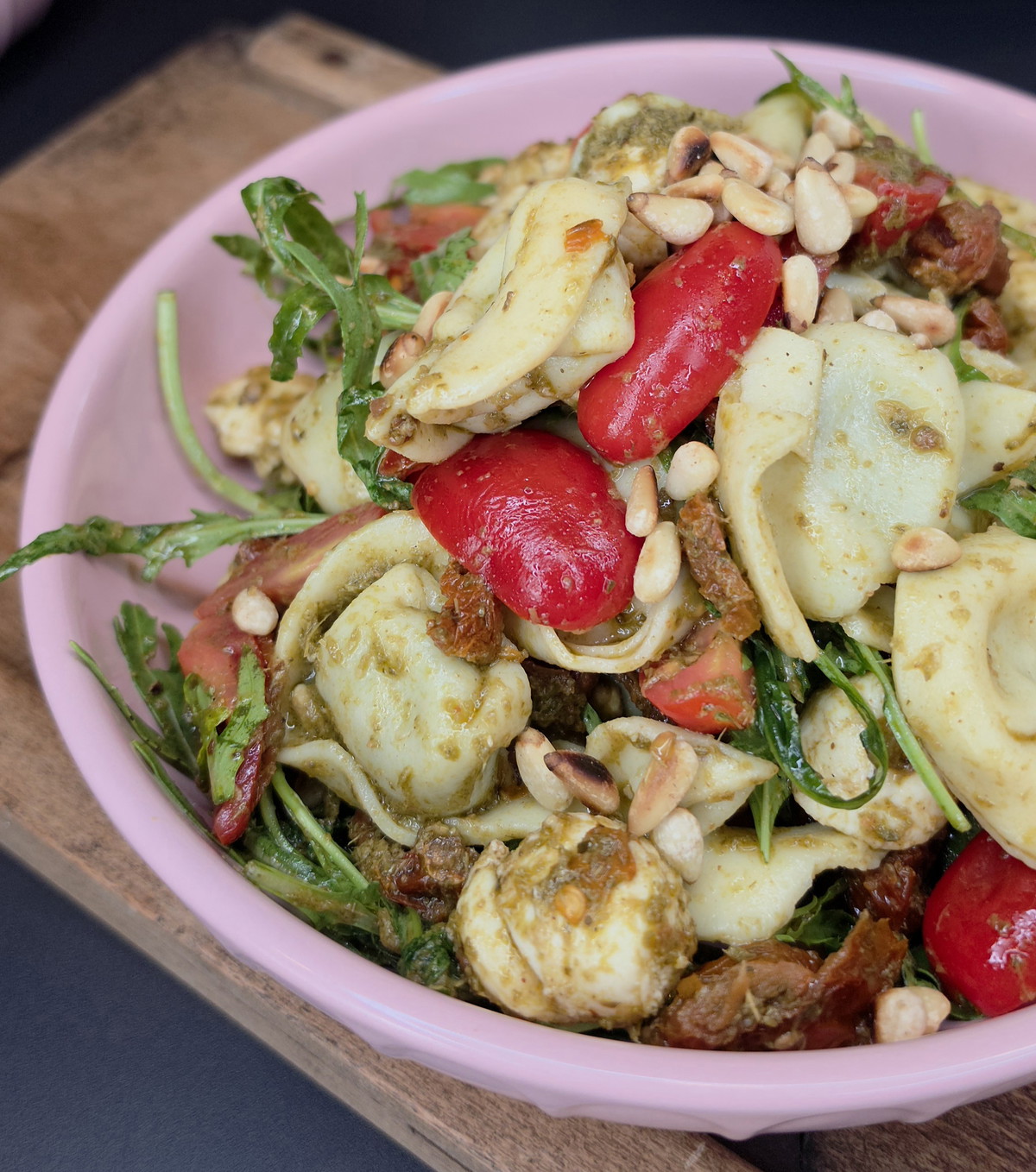 Schneller Tortellini-Salat mit Pesto und Mozzarella