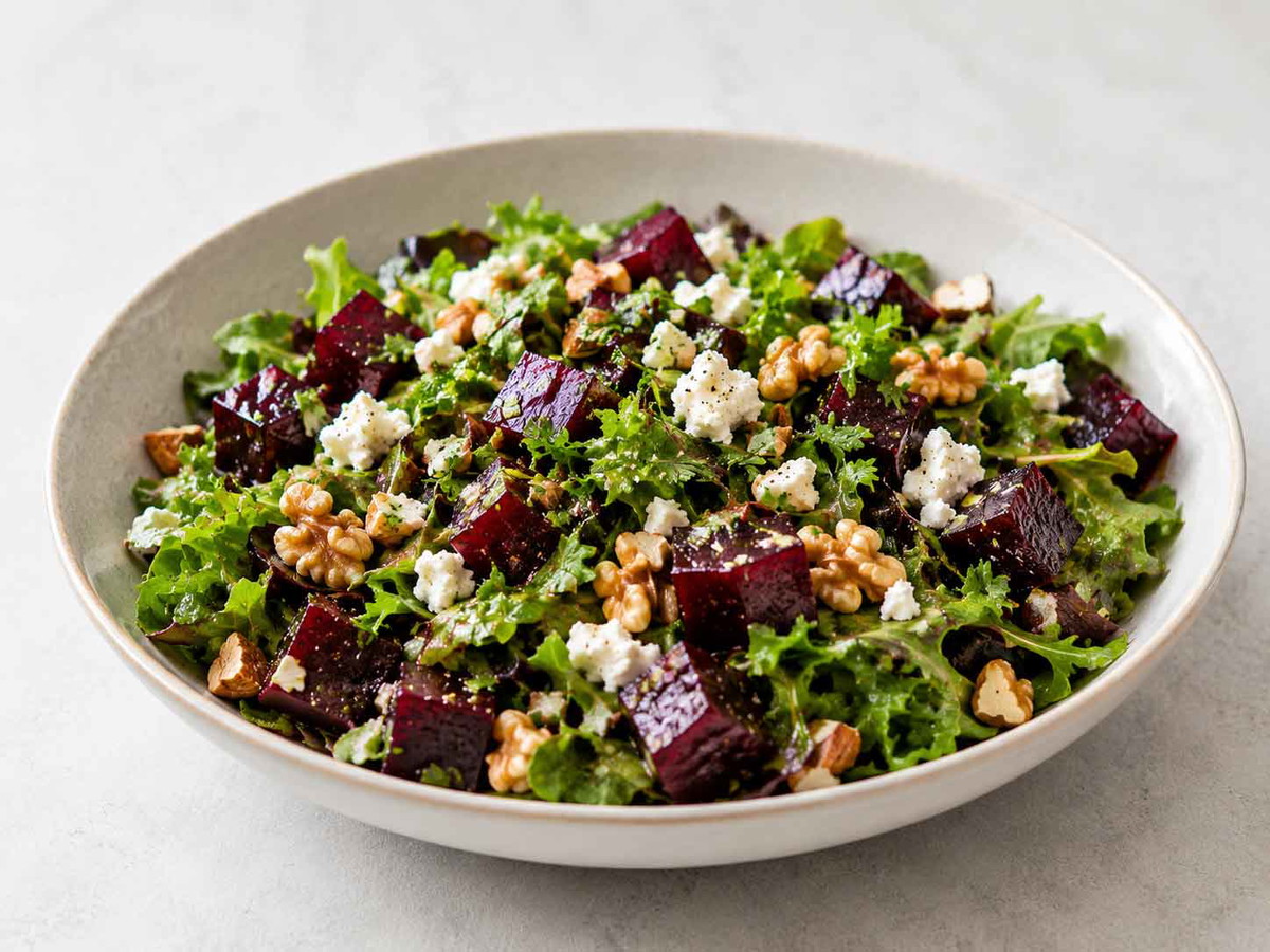 Rote-Beete-Salat mit Ziegenkäse und Nüssen