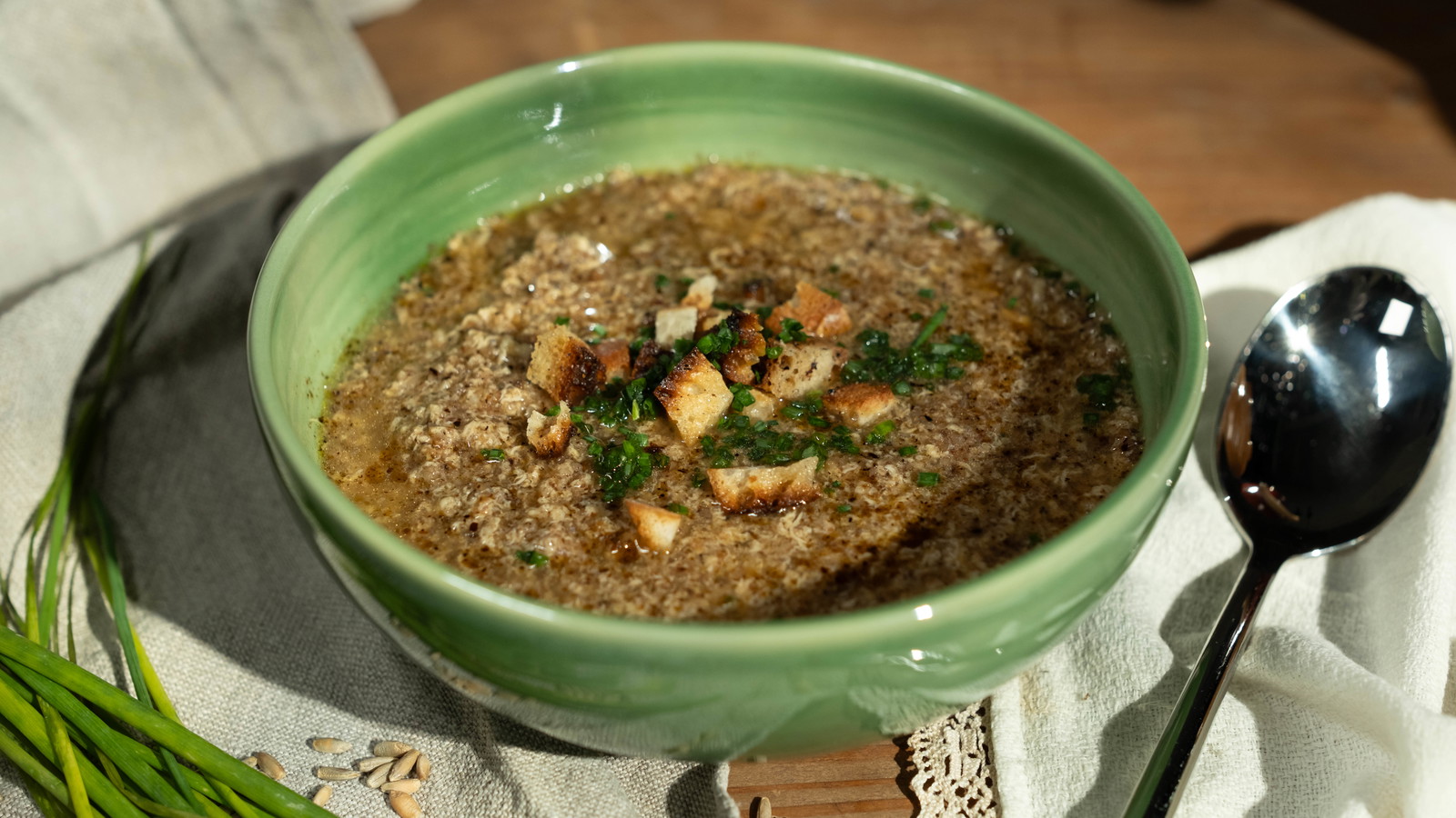 Brennsuppe mit Croutons, Ei und Parmesan