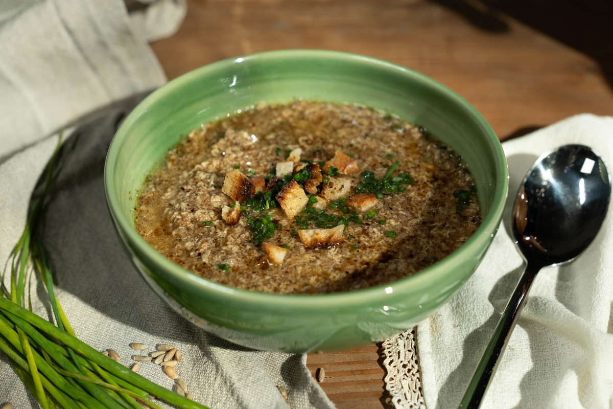 Brennsuppe mit Croutons, Ei und Parmesan