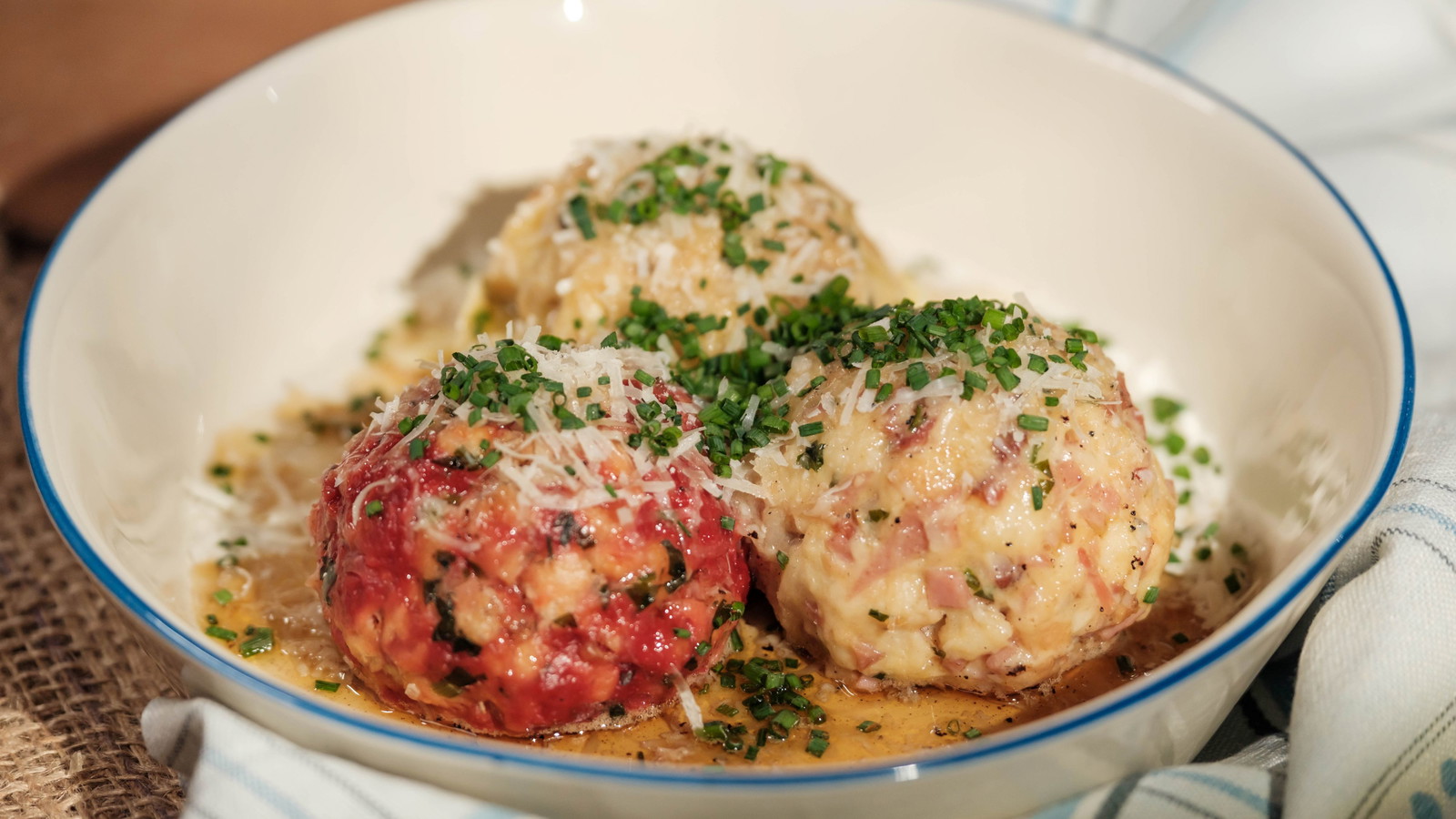 Dreierlei Knödel mit Speck, Almkäse und Rohnen