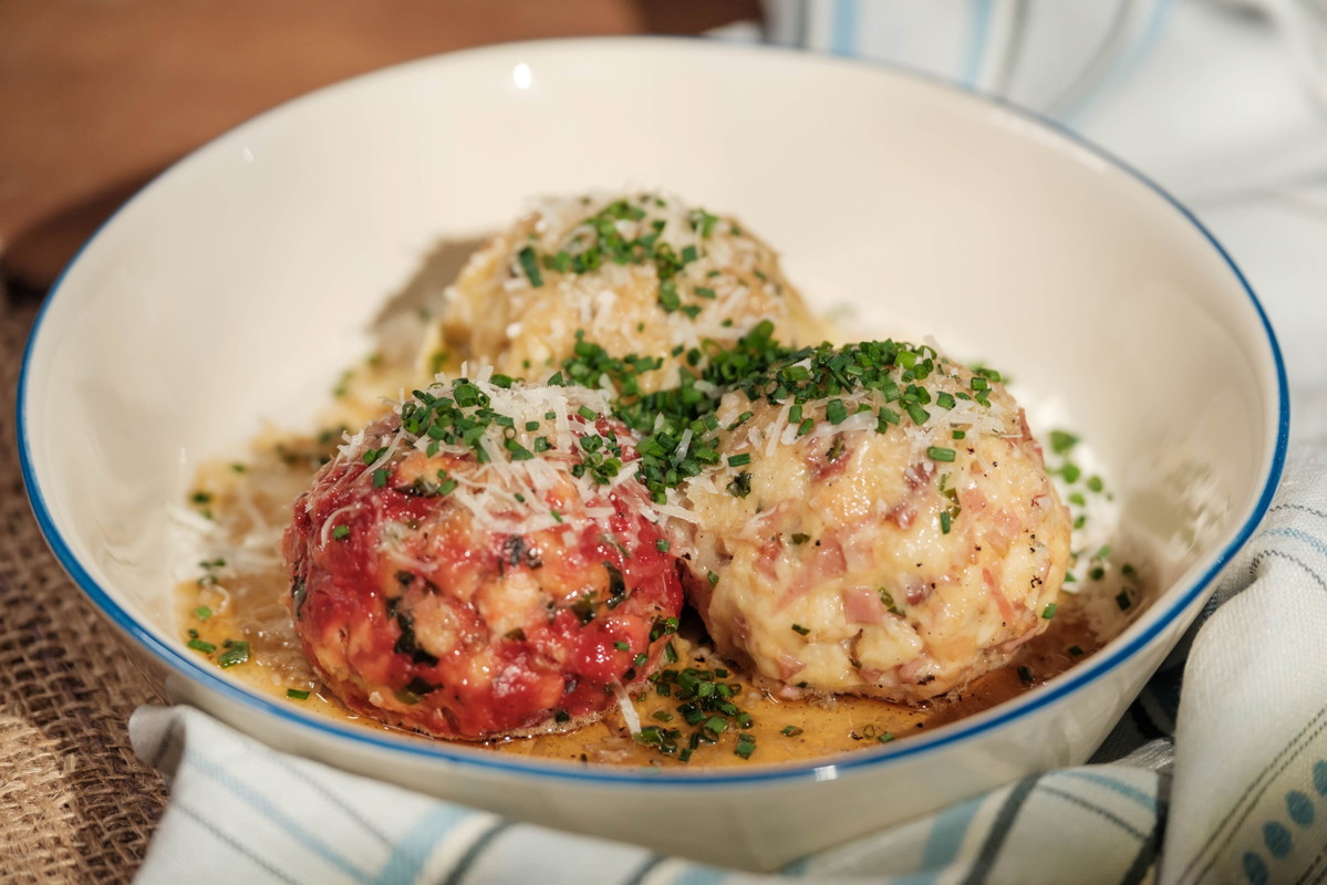 Dreierlei Knödel mit Speck, Almkäse und Rohnen