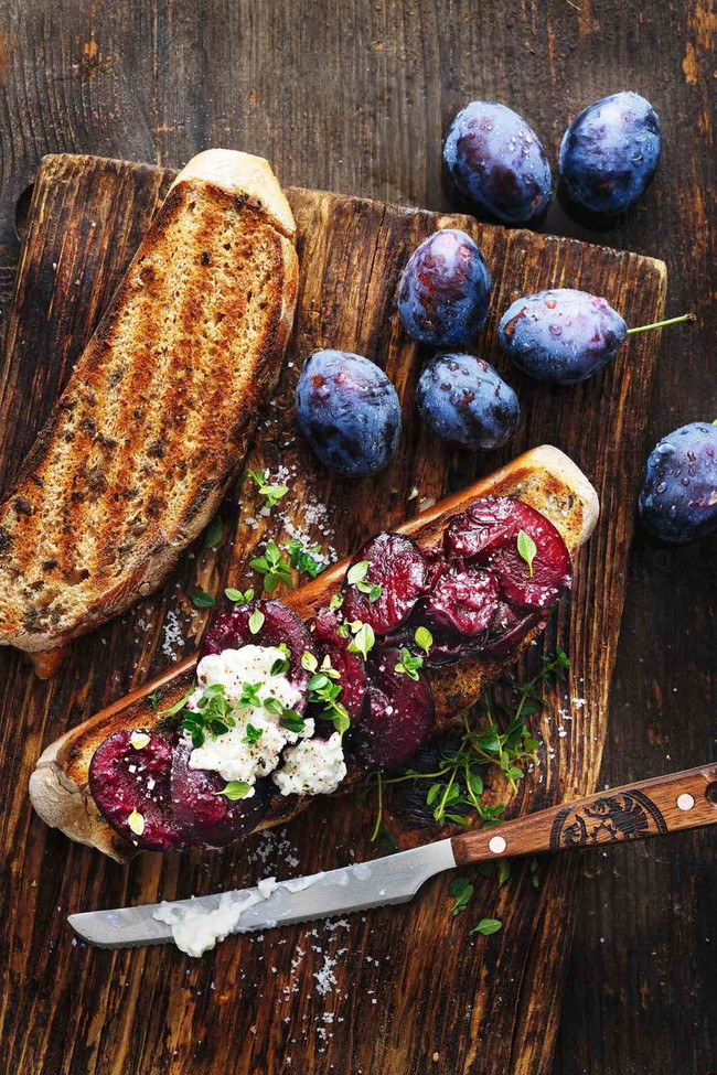 Image of Zwetschgenbrot mit Hüttenkäse