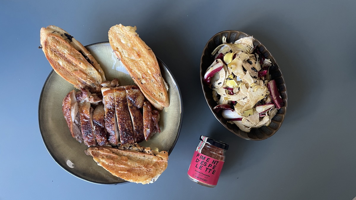 Knusprige Hühnerkeule mit Trüffel-Brie-Baguette und Artischocken-Radicchio-Salat