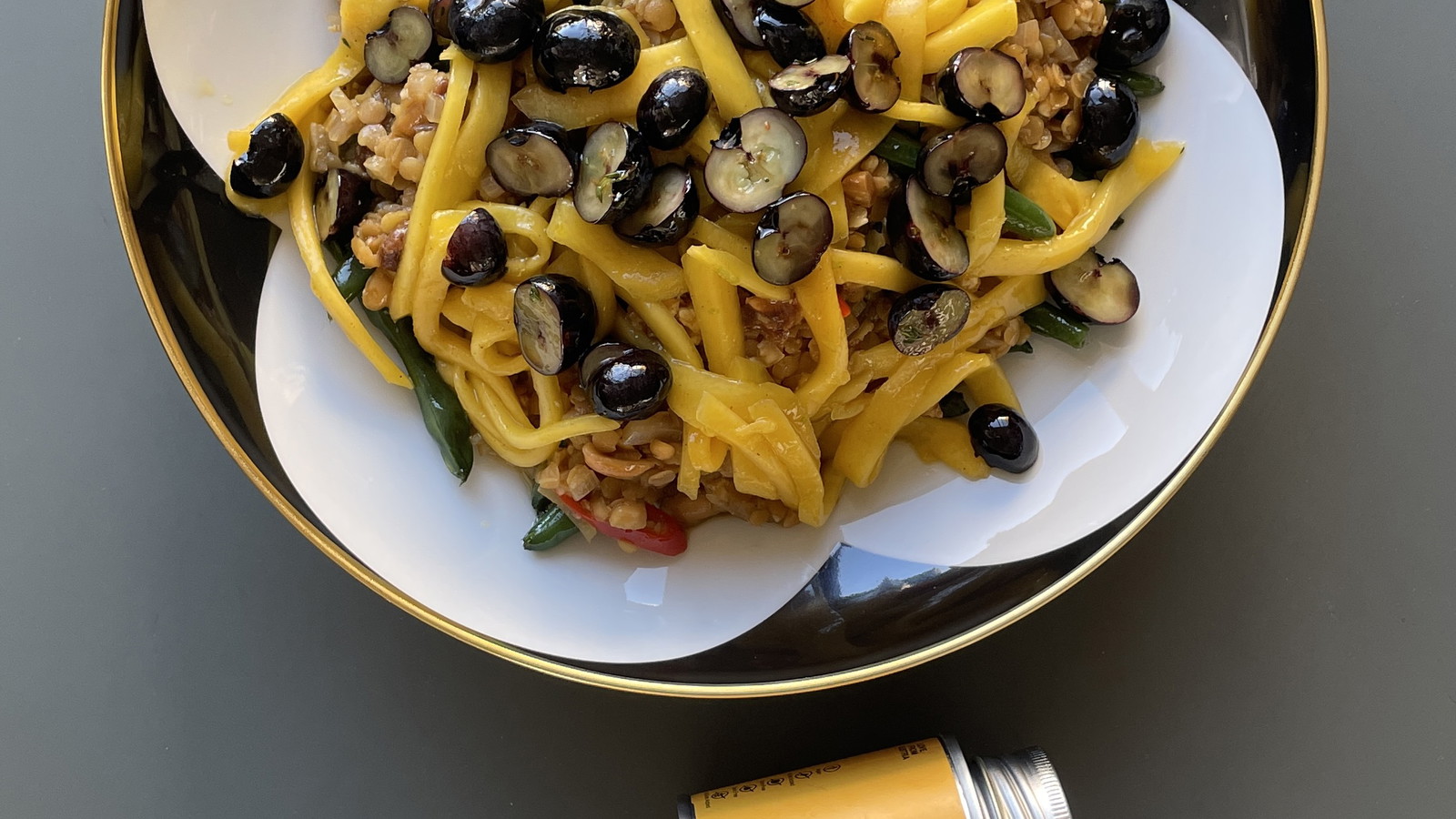 Indisches Daal mit Tamarinde, Paneer und Mango